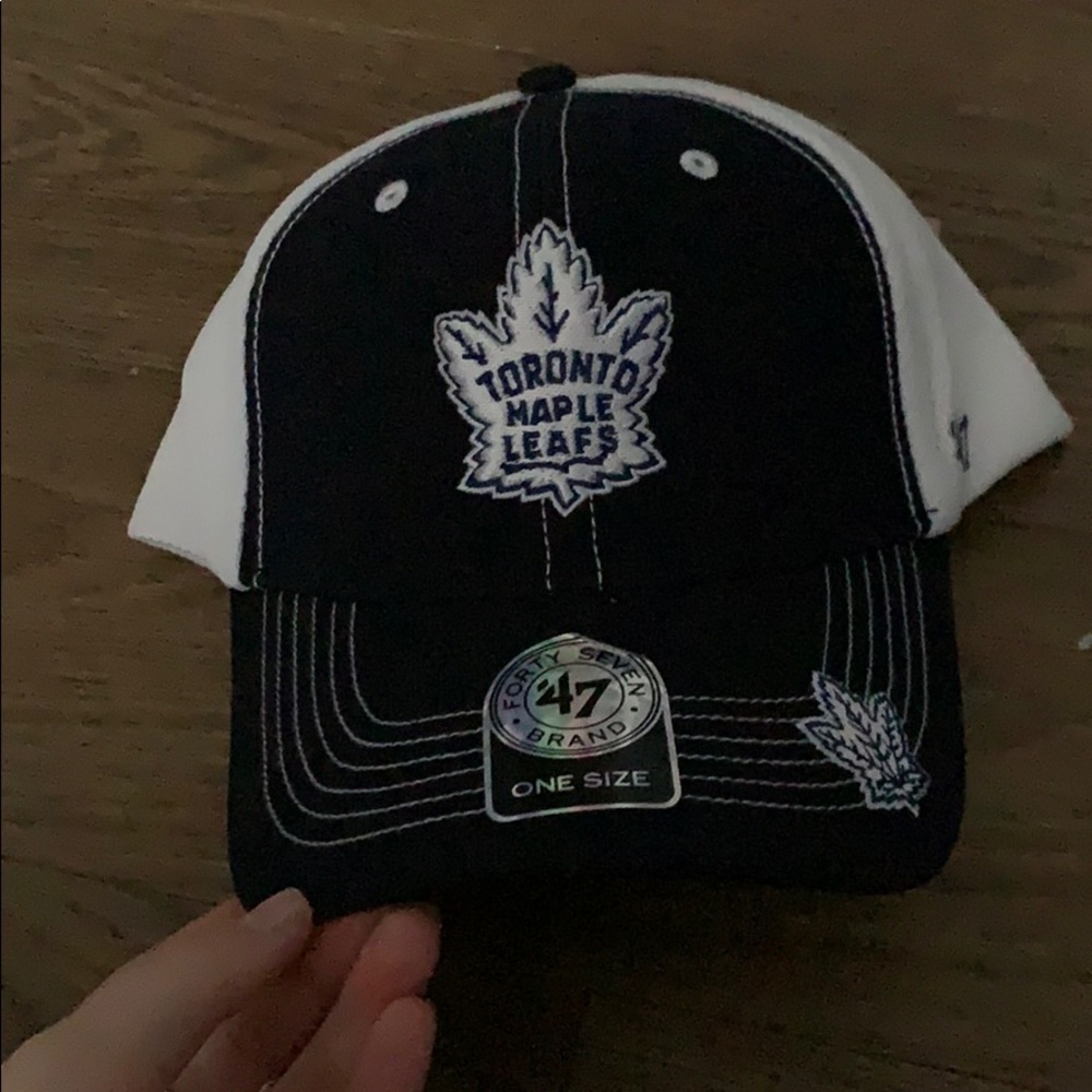 adjustable men’s maple leafs cap